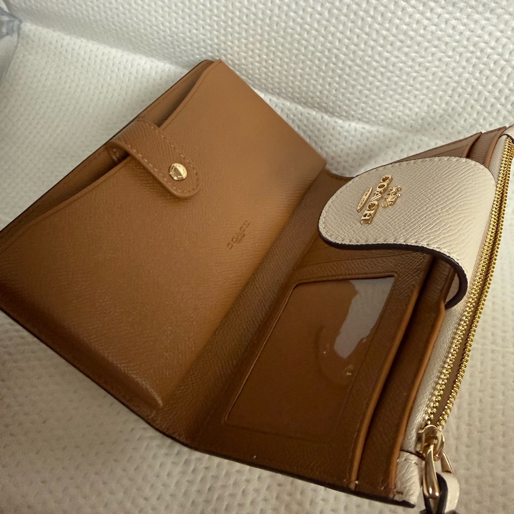 Coach White Leather Phone Wristlet Wallet Flap Snap Zip ID Card Holder - Picture 4 of 6